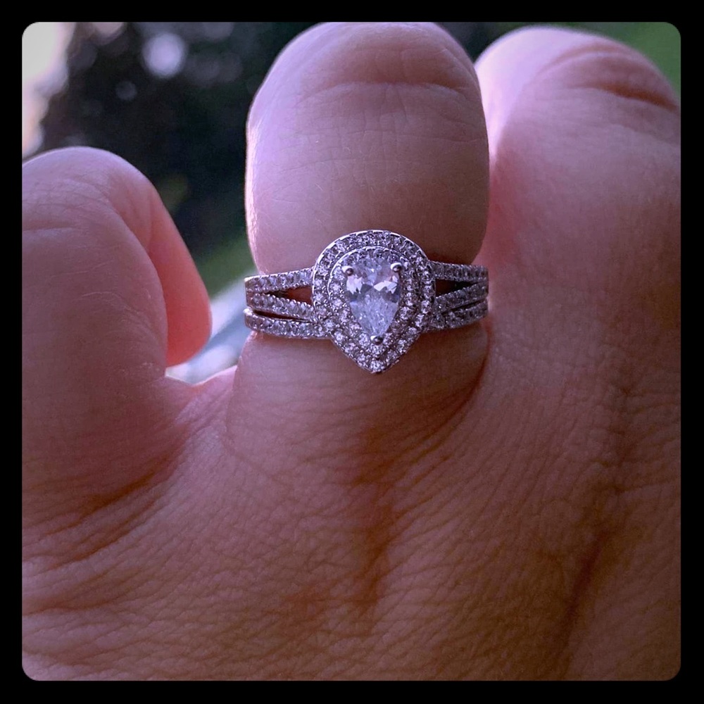 Pear shaped bridal set